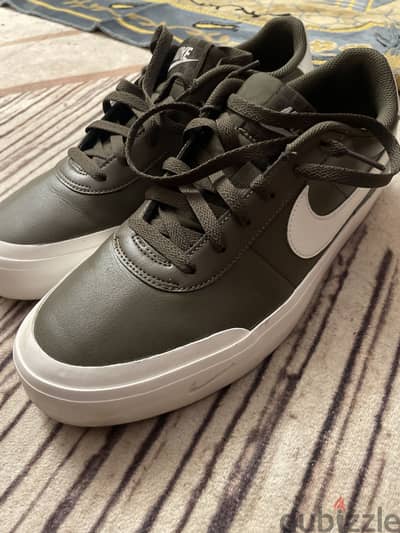 كوتشي Nike زيتي مقاس 42.5 أصلي