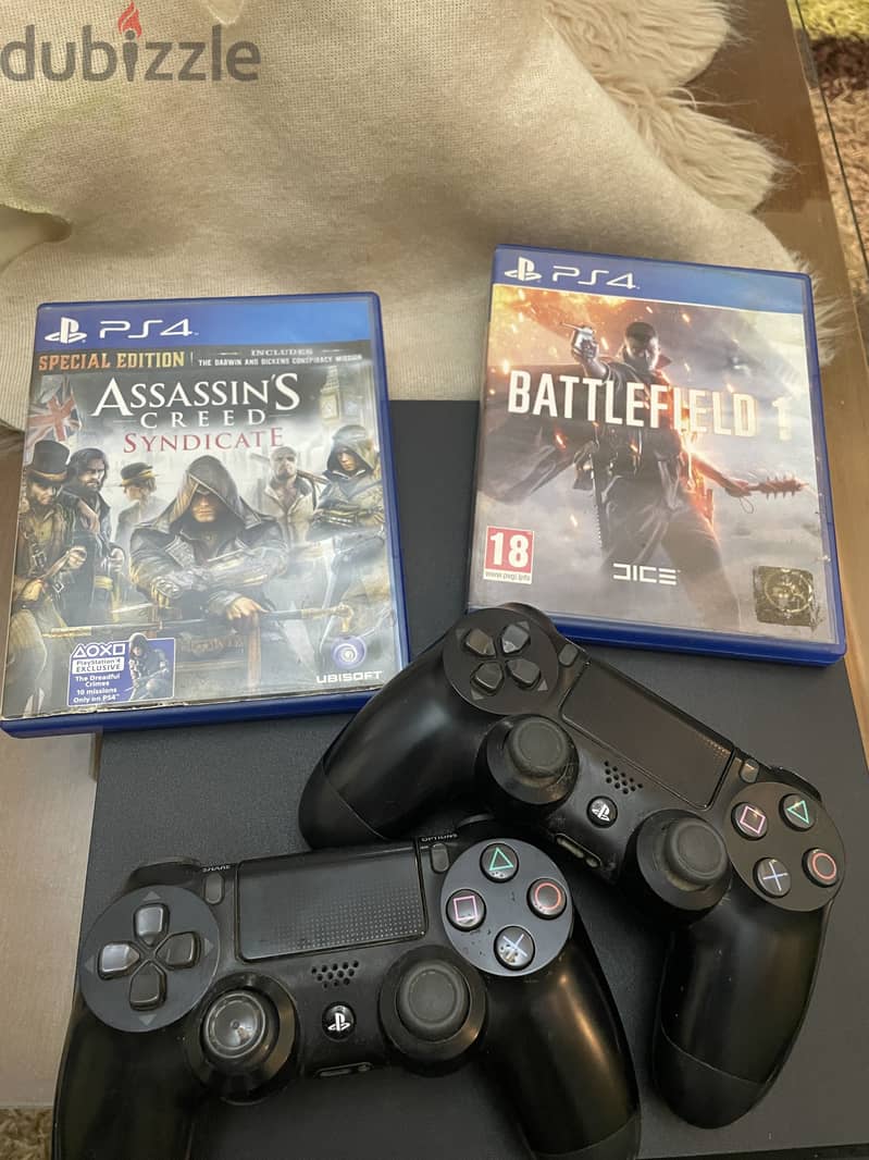 PlayStation 4 slim 1