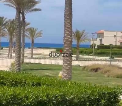 شاليه نادر في La Vista Bay | صف تاني – أرضي بجاردن 170م – دقيقتين مشي للبحر وخصوصية لا تُكرر