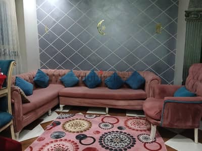 ركنه حرف l ومعاها كرسي انتريه للبيع ب٦٠٠٠ج حالتها ممتازه
