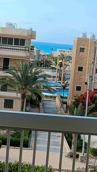 شاليه اول علوي ٤ غرف نوم ڤيو بحر وبسين قرية جرين بيتش الساحل الشمالي