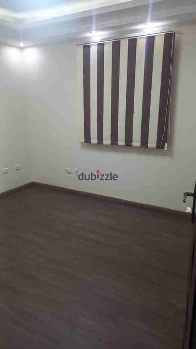 Office for rent in Heliopolis, on a main street, in a fully administrative building. Excellent location, close to all services, transportation, banks, and the metro. Super deluxe finishing. 5 minutes from Nasr City, Sheraton, and Fifth Settlement. Area: 1