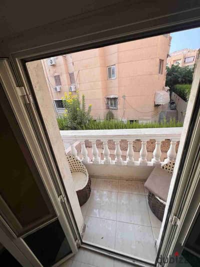 For sale, a front-facing 215-meter apartment in the tenth neighborhood - Sheikh Zayed. One minute from the Dahshur connection, two to five minutes from Hyper One, behind The Gate Mall and Espana Plaza. The apartment is 215 m, with 3 bedrooms, 2 bathrooms, a 3-piece reception, on the first floor - fully finished and all meters are installed.