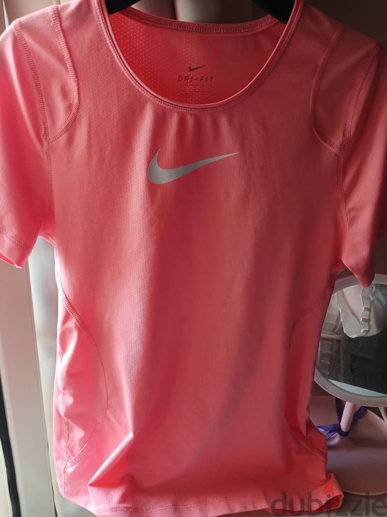 Nike dry fit size small 1