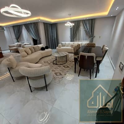 شقة 200م بتشطيبات خاصة ولمسات فخمة، مساحة مريحة  وتصميم يخطف العين  فرصة للسكن  الراقي والراحه والهدوء والخصوصيه   والاستثمار الذكي في مكان يليق بيك.