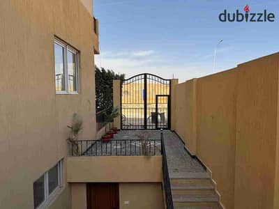  دوبلكس أرضي مرتفع للإيجار – التوسعات الشمالية   بجانب مدرسة الحياة الدولية وماونتن فيو آي سيتي وأكتوبر بلازا  موقع مميز على الطريق الرئيسي  المساحة: 250 متر + جاردن 60 متر  3 غرف نوم  3 حمامات  ريسبشن 3 قطع  تشطيب مودرن فاخر  أول سكن  الإيجار: