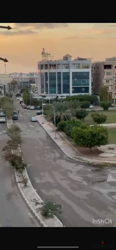 شقه لقطه في العبور متشطبه تشطيب سوبر لوكس  بالدريسينج والمطبخ في الحي الخامس بسعر لقطه استلاام فوري