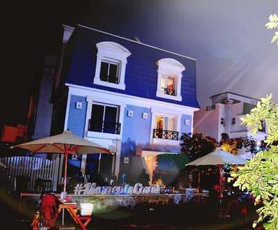 استلم حالا فيلا متشطبة بالكامل في ماونتن ڨيو 4 بجوار نيو جيزة وبامبو اكستنشن
