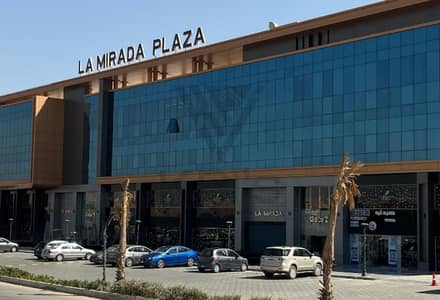 مكتب اداري 100م للايجار متشطب بالكامل  بجوار الجامعة الامريكية في لاميرادا مول التجمع الخامس القاهرة الجديدة
