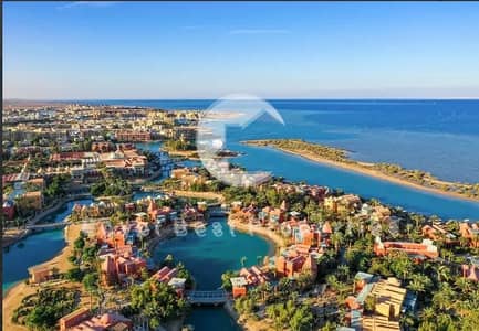 شاليه بإطلالة مباشرة على البحر ف سوما باى بمقدم 5% وتقسيط يصل لـ8 سنين