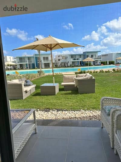 متشطب بالكامل بالتكييفات شاليه للبيع صف اول علي البحر فى قرية فوكا باي Fouka Bay الساحل الشمالي راس الحكمه دقايق من مراسي وهاسيندا باي