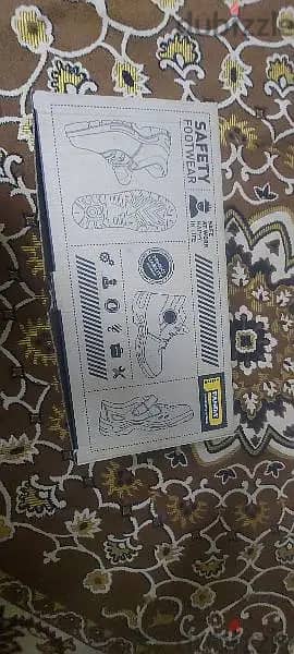 سيفتي ايطالي مستورد مقاس ٤٠ و ٤٣ جديد خفيف الوزن بتصميم عصري ورياضي.