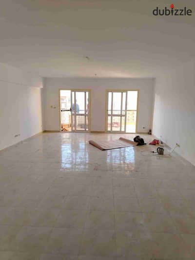  فرصة لقطة للإيجار بالرحاب 2 - المرحلة السابعة    متاح شقتين في نفس العمارة  المساحة: 180 م² لكل شقة   التقسيمة: - 3 غرف نوم + 3 حمام + ريسبشن + مطبخ - الشقة نظيفة، لسه واخدة وش دهان جديد - فيو رائع   الموقع مميز جدًا: قريبة من السوق الشرقي، إيست كو