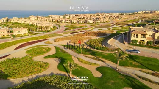 بمقدم 742,500 شاليه 150 متر 3 غرف دور اول متشطب عالبحر في لافيستا جاردنز للبيع بالتقسيط على 7 سنين