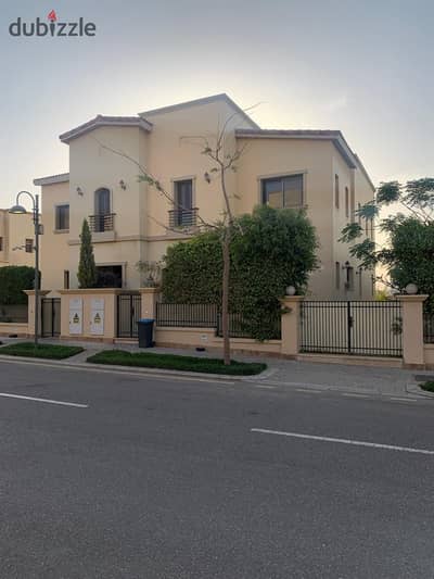 للايجار تاون هاوس فى كمبوند أب تاون كايرو (Uptown Cairo)  في ليفانا  مساحه الارض 340م   مساحه مبانى 260ن   غرفه نانى   3 غرف نوم   3 حمام   ريسبشن
