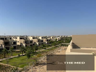 توين فيلا تشطيب فاخر, بأسانسير داخلي للبيع بموقع مميز في ذا كراون