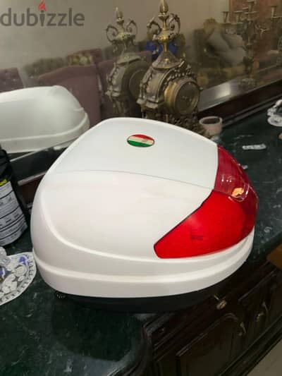 بوكس اسكوتر زيرو لم يستعمل المساحه 35-40L يتحط فيه خوذه مرتاح