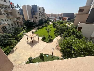 مدينتى شقه للايجار 245 متر فى الb8