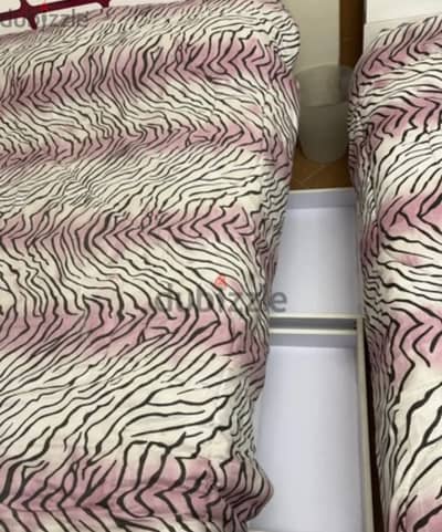 In and out kids bedroom white and fushia