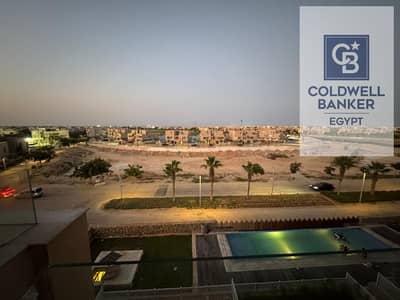 شاليه 142م للبيع في هاسيندا باي - الساحل الشمالي بإطلالة مباشرة على حمام السباحة وتشطيب فاخر وفرش كامل- 3 غرف