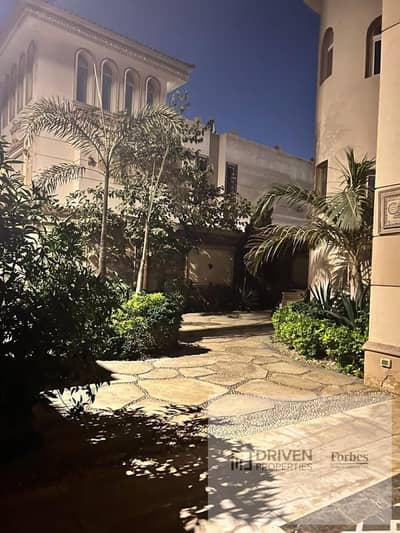 استلام فوري فيلا 740م للبيعي كمبوند رويال سيتي Royal City Compound بالقرب من فيلدج ويست الشيخ زايد الجيزه