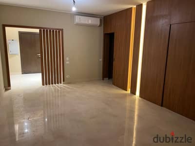 شقة بالمطبخ والتكييفات وتشطيبات خاصه للإيجار في كومباند Villette Sodic