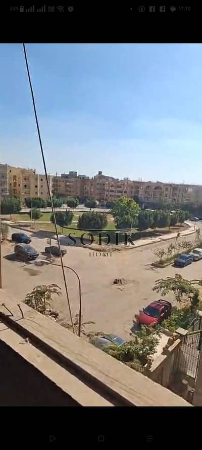 شقة للبيع في مدينة العبور الحي التاسع أميز أحياء مدينة العبور للوكيشن ممتاز بالقرب من شارع الجامعة وشارع الثقافة شقة ثالث بلكونة بعد الأرضي نص تشطيب