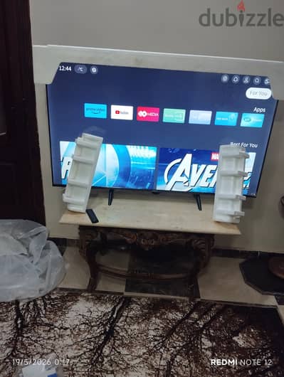 شاشة تورنادو سمارت 58 بوصة بكل مشتملاتها من كرتونة وأكياس ورجول ومسامي