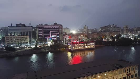 شقه لعشاق الرفاهيه علي كرنيش النيل مباشره في منطقه الزمالك من ارقي المناطق علي كرنيش النيل بمساحه كبيره اقراء التفاصيل وكلمني في اي وقت يناسبك