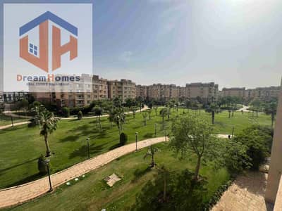 للبيع كاش بمدينتي في الb11 ع اكبر وايد جاردن بالمجموعه 135متر