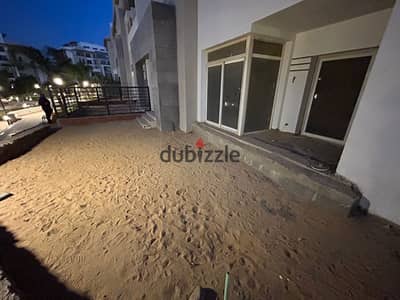 دوبلكس كورنرنصف تشطيب جاهز للسكن، مساحته 178 مترًا مربعًا بالإضافة إلى حديقة مساحتها 80 مترًا مربعًا، موقع متميز، 4 غرف نوم، 3 حمامات.
