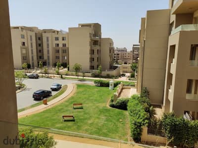 شقه للإيجار بكمبوند فليدج جيت بالتكيفات موقع مميز داخل الكمبوند