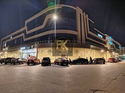 بالتجمع الخامس، في منطقة المراكز الطبية الرئيسية جنب المستشفيات والعيادات الكبرى. الموقع مميز على شارع رئيسي وسهل الوصول من المحور والطريق الدائري.