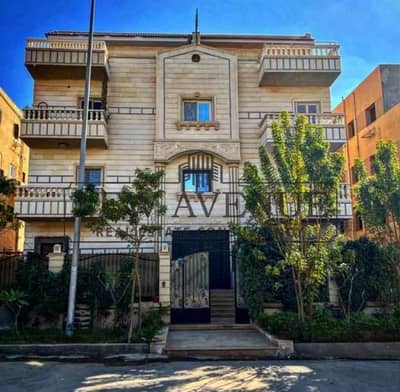 شقة فاخرة بتشطيبات كاملة و مطبخ بحرى في الطابق الثاني للبيع في الياسمين 7 القاهرة الجديدة Al Yasmin 7