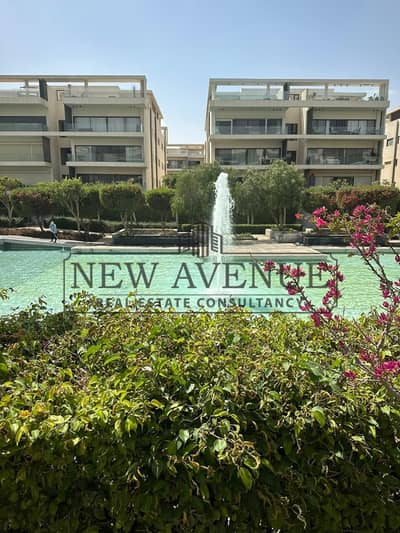 شقة أرضي مفروشة بتشطيب فاخر في كمبوند ليك فيو ريزيدنس Lake View Residence بجنينة وحمام سباحة في موقع مميز على البحيرة