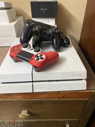 PS4 Slim White + 3 Controllers حالة ممتازه
