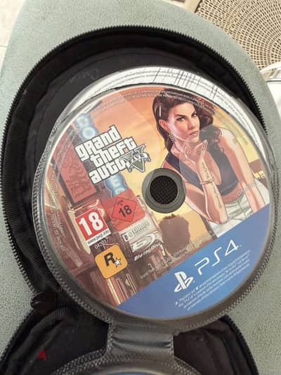 A good collection of ( PS4 games ) 8 CDs with a cd case gift