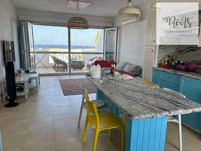 للبيع بنتهاوس و تراس مفروش بالتكيفات و الاجهزة في ماونتن ڤيو راس الحكمة الشمالى For Sale Penthouse in Mountain View Ras El Hekma,North Coast.