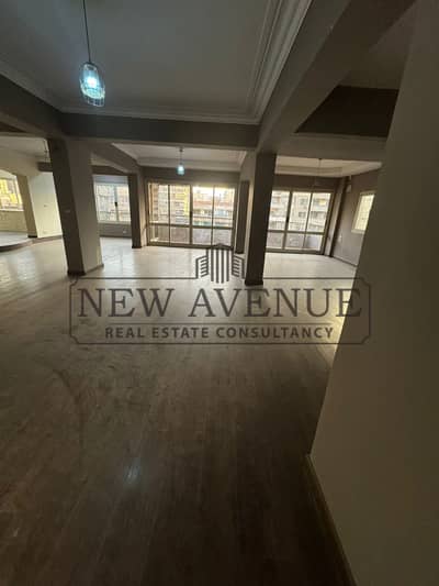 شقة متشطبة بالكامل بموقع مميز بإطلالة على شارع رئيسى  للبيع فى مدينة نصر-Nasr city