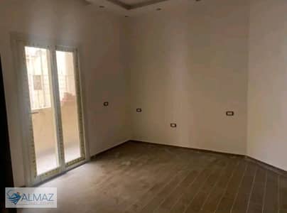 شقة فاضيه بجاردن تشطيب الترا سوبر لوكس للإيجار في البنفسج ٦ فيلات في التجمع الأول تتميز بموقعها الاستراتيجي القريب جداً من شارع التسعين