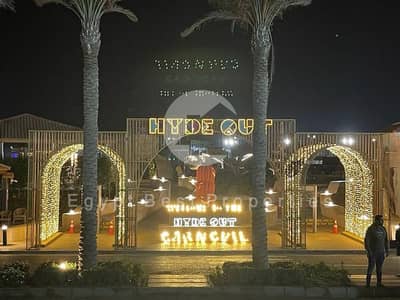 شقة فاخرة للبيع في هايد بارك، ثلاث غرف نوم، دفعة أولى 5% فقط، والدفع على مدى 10 سنوات.