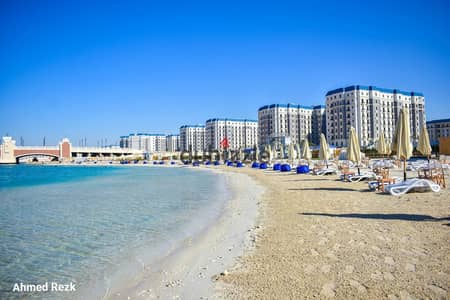 عاين و استلم فوري بجوار ابراج العلمين مباشرة شقة بحري الطريق متشطبة بالكامل للبيع في الحي اللاتيني مدينة العلمين الساحل الشمالي