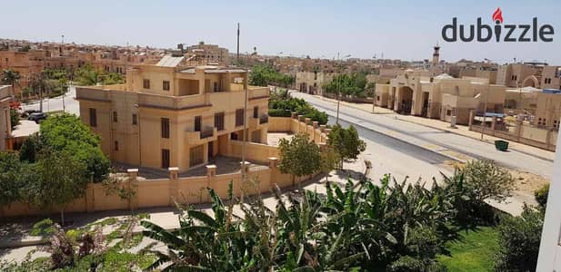 شقه متشطبه  بالتكيفات ( ارضيات باركيه وسراميك ) جاهز للمعاينه وخطوات من الجامعه الامريكيه وبوينت ٩٠