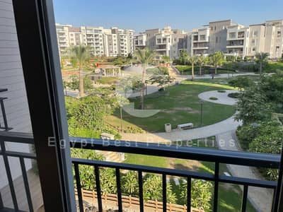 شقة فاخرة متشطبة بالكامل بالمطبخ والتكيفاتت فيو مفتوح على بحيرة ولاندسكيب  في أحد أفضل المواقع في كايرو فستيفال سيتي التجمع الخامس