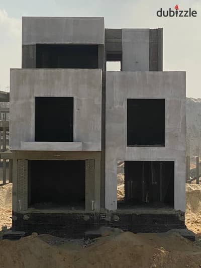 4 Bedrooms (3 Master Bedrooms) Twin House for Sale in Stei8t New Cairo