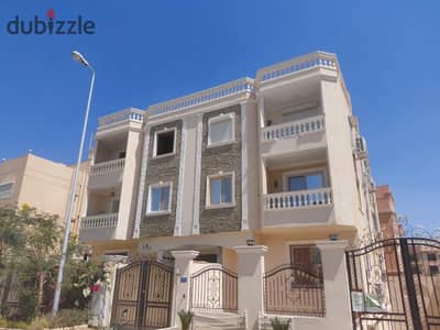 روف قانوني شقة 160م من المالك فيو مفتوح على لاند اسكيب نصف تشطيب كامله المرافق أسانسير خلف الفيلا شارع البستان وخطوات من مدرسة مارفل تسهيلات فى السداد