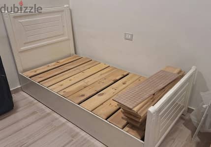 سرير خشب موسكي طبيعي ولونه ابيض وبه سحارة 100x200 سم