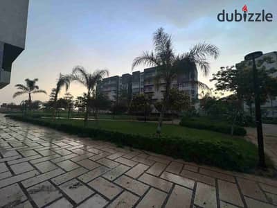 للبيع فى مدينتى شقه ارضى بجاردن فيو وايد جاردن بجوار الخدمات مساحه ٧٠ متر + حديقه ٤٠ متر عباره عن ٢ نوم و حمام  تشطيب شركه  اجمالي العقد ٢ مليون ٤٦٥ الف
