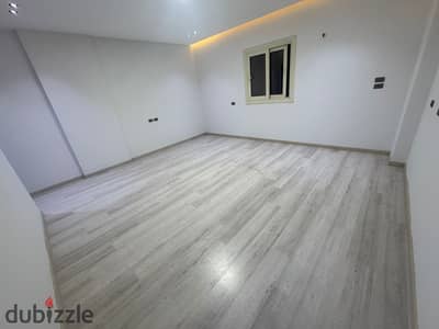 Apartment immediate delivery. . On Al-Teseen Street North in the Northern Lotus. . High-quality finishing level ( porcelain in the reception - DHF German flooring for the rooms - Turkish doors -
