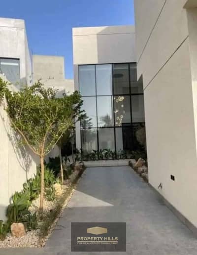 Townhouse for sale in New Zayed - prime location, panorama and open view, 4 master bedrooms, within a large compound with integrated services next to Sodic, Emaar, and Ora Naguib Sawiris and nearby